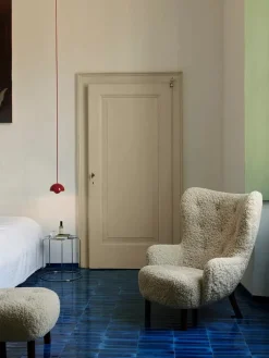 Petra VB3 Chair, sahara sheepskin/walnut fra &Tradition