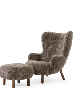 Petra VB3 inkl. Skammel, sheepskin moonlight fra &Tradition