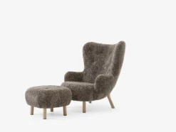 Petra VB3 lænestol inkl. Skammel,  Sheepskin honey 50 fra &Tradition