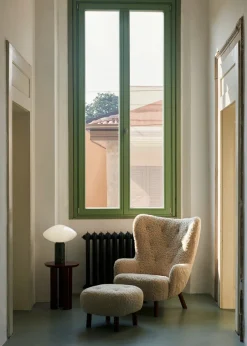 Petra VB3 lænestol inkl. Skammel,  Sheepskin honey 50 fra &Tradition