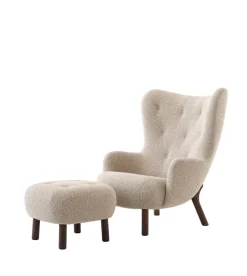 Petra VB3 lænestol inkl. Skammel,  Sheepskin honey 50 fra &Tradition