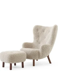 Petra VB3 lænestol inkl. Skammel,  Sheepskin honey 50 fra &Tradition