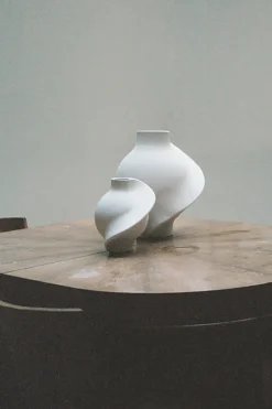 Pirout Vase 01, ceramic fra Louise Roe