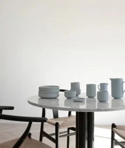 Pisu 15 Pitcher, sky blue fra Louise Roe