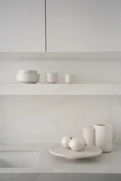 Pisu 15 Pitcher, vanilla white fra Louise Roe