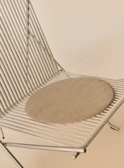 PK4 Loungestol i natur, sort stel af Poul Kjærholm