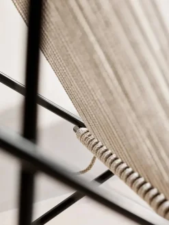 PK4 Loungestol i natur, sort stel af Poul Kjærholm