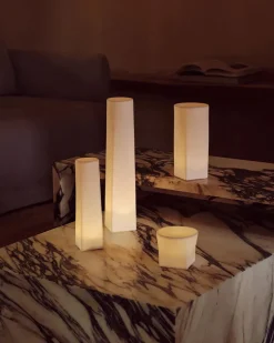 Plinth Bridge, White carrara marble fra Audo Copenhagen