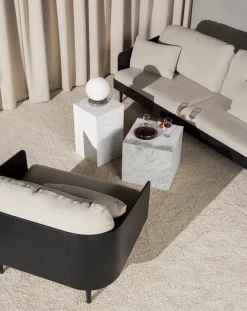 Plinth Cubic White Carrara marmor fra Audo Copenhagen