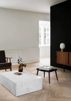 Plinth Low Black Nero Marquina marmor fra Audo Copenhagen