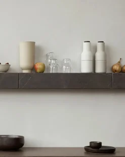 Plinth Shelf Grey Kendzo marmor fra Audo Copenhagen