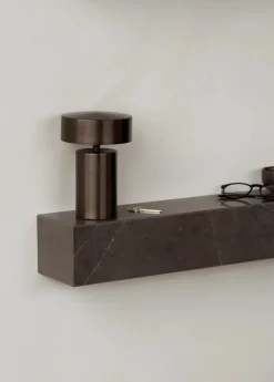 Plinth Shelf Grey Kendzo marmor fra Audo Copenhagen