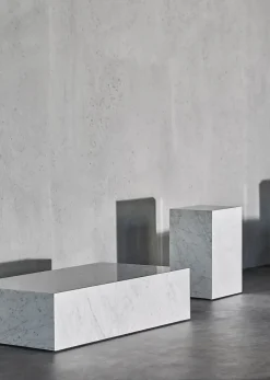 Plinth Tall Grey Kendzo marmor fra Audo Copenhagen