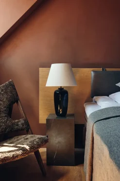 Plinth Tall Grey Kendzo marmor fra Audo Copenhagen