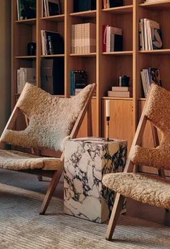 Plinth Tall Sand Kunis Breccia marmor fra Audo Copenhagen