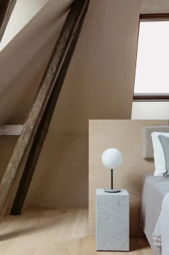 Plinth Tall Sand Kunis Breccia marmor fra Audo Copenhagen