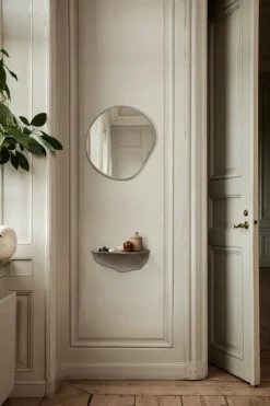 Pond Mirror lille, Dark Chrome fra Ferm Living