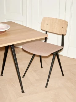 Pyramid 02 bord fra Hay