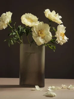 Ridge Vase, taupe frosted glass fra Muuto