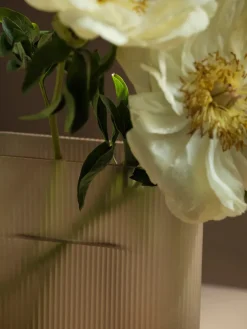 Ridge Vase, taupe frosted glass fra Muuto