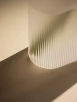 Ridge Vase, white frosted glass fra Muuto