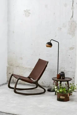 Rocker gyngestol, mat lakeret eg med whisky farvet læder fra Mater