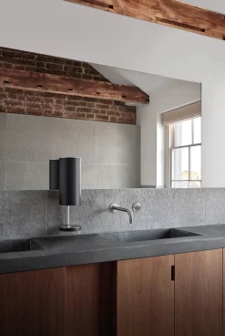 Sensorstyret håndsprit- og sæbedispenser, vægmonteret i sort fra VOLA