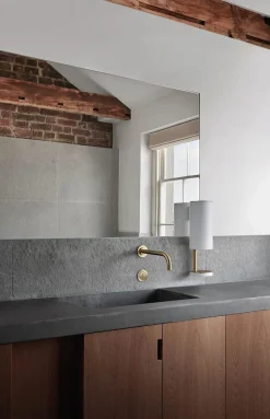 Sensorstyret håndsprit- og sæbedispenser, vægmonteret i sort fra VOLA