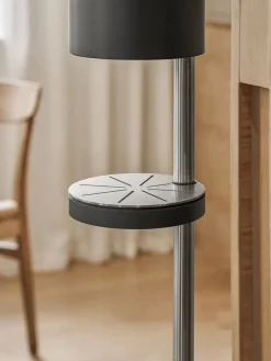 Sensorstyret håndsprit- og sæbedispenser, fritstående i sort fra VOLA