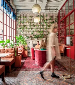 Sensorstyret håndsprit- og sæbedispenser, fritstående i hvid fra VOLA