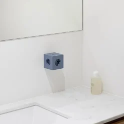 Square 2 Stikdåse med USB, sort fra Avolt