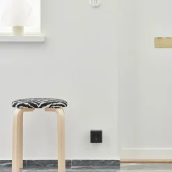 Square 2 Stikdåse med USB, sort fra Avolt