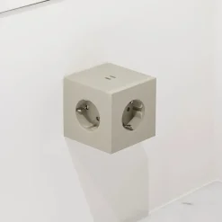 Square 2 Stikdåse med USB, sort fra Avolt