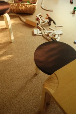 Stool 60, honey stained birk fra Artek