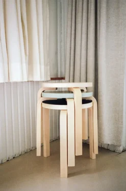 Stool 60, lakeret birk fra Artek