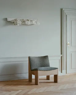 Tenon Lounge Chair, fumed oak fra New Works