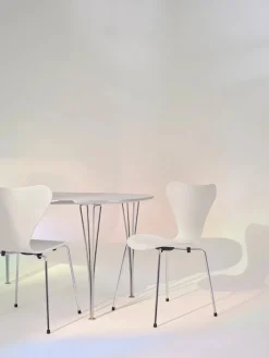 70th Anniversary Edition 3107 Spisebordsstol, 7:14 AM Beige af Arne Jacobsen