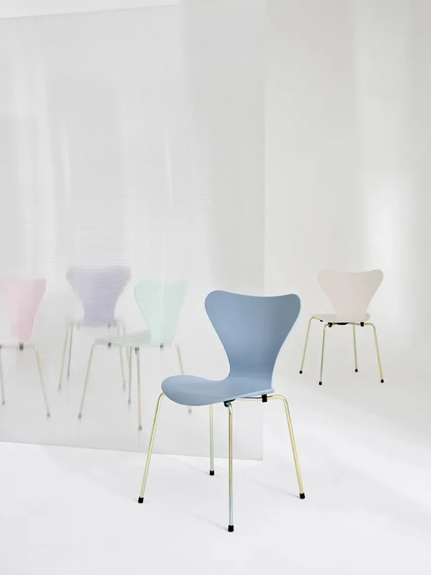 70th Anniversary Edition 3107 Spisebordsstol, 7:14 AM Beige af Arne Jacobsen