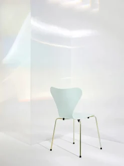 70th Anniversary Edition 3107 Spisebordsstol, 7:14 AM Beige af Arne Jacobsen