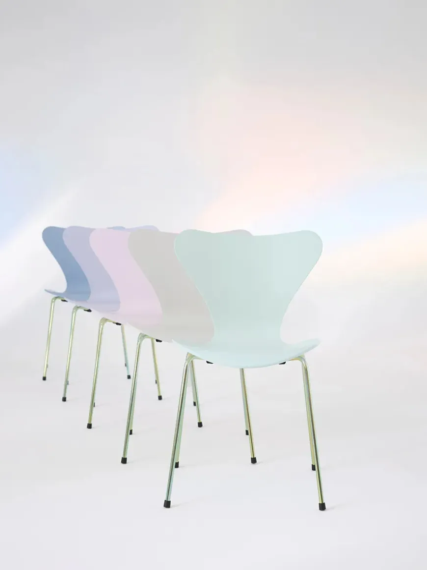 70th Anniversary Edition 3107 Spisebordsstol, 7:14 AM Beige af Arne Jacobsen