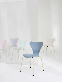 70th Anniversary Edition 3107 Spisebordsstol, 7:14 AM Green af Arne Jacobsen