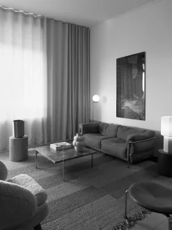 The Eight Over Eight Lamp Large, beige travertine fra Louise Roe