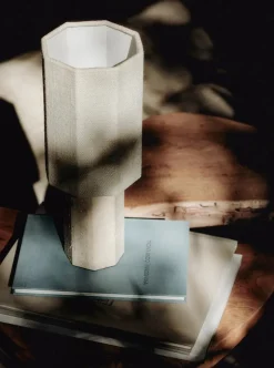 The Eight Over Eight Lamp Small, grey marble fra Louise Roe