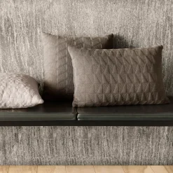 Trapez Pude 50x50 i earth brown af Arne Jacobsen