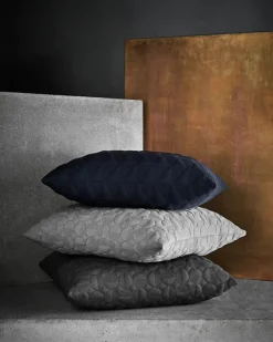 Trapez Pude 60x40 i midnight blue af Arne Jacobsen