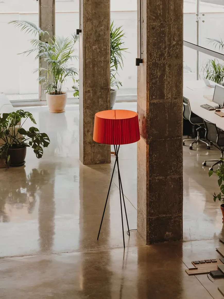 Tripode Gulvlampe fra Santa and Cole, natural (G5)