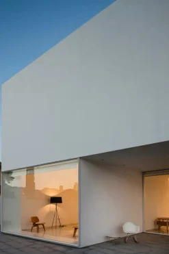 Tripode gulvlampe fra Santa and Cole, diplomatica stripe (G5)