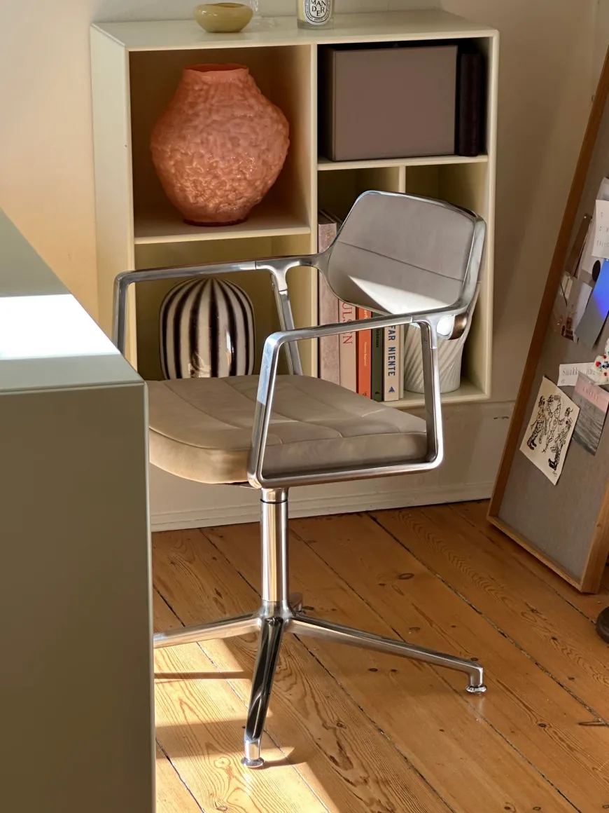 VIPP453 Swivel Chair, Light Grey, Special Edition fra VIPP