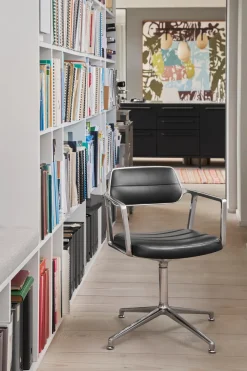 VIPP453 Swivel Chair, Light Grey, Special Edition fra VIPP