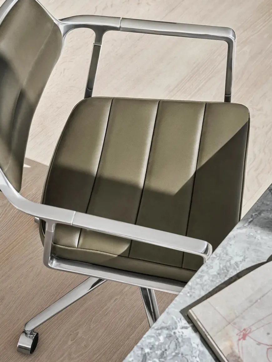 VIPP453 Swivel+ Chair m/hjul, bosco grøn læder fra Vipp